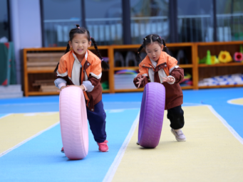 四川乐山：趣味运动助成长